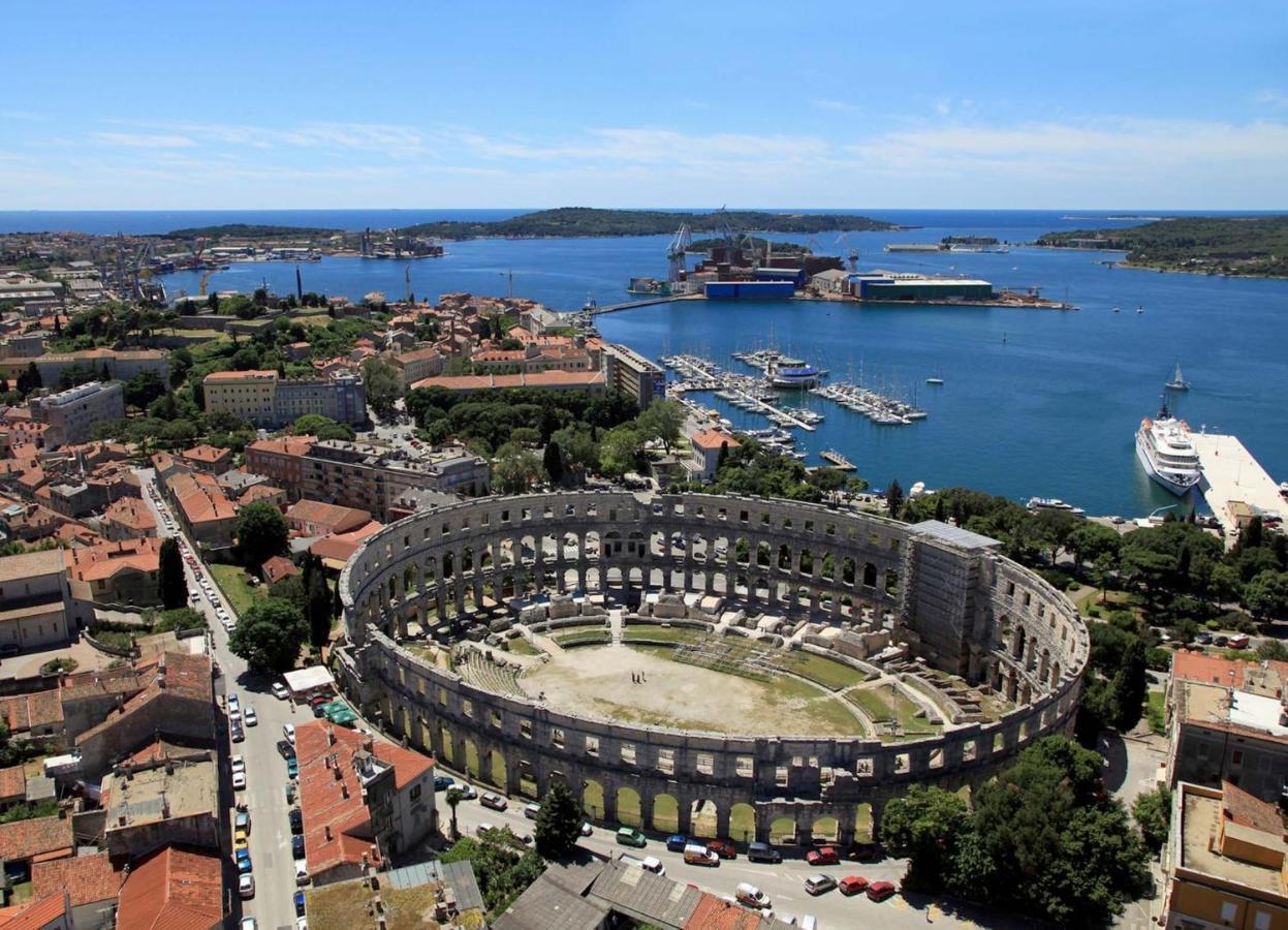 Apartments With A Swimming Pool Pula - 7356 Bagian luar foto