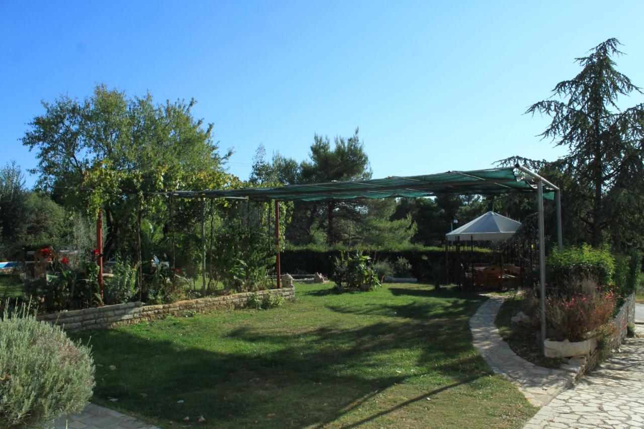 Apartments With A Swimming Pool Pula - 7356 Bagian luar foto